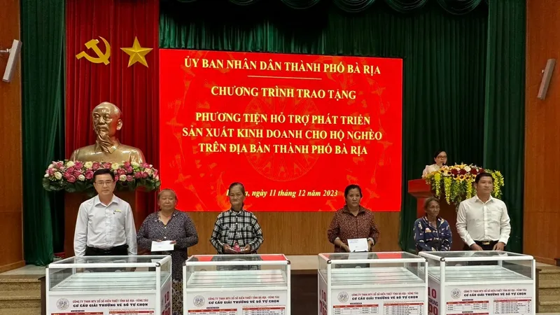 Công ty TNHH MTV XSKT Bà Rịa - Vũng Tàu trao tặng 4 bàn vé số cho hộ nghèo trên địa bàn thành phố Bà Rịa
