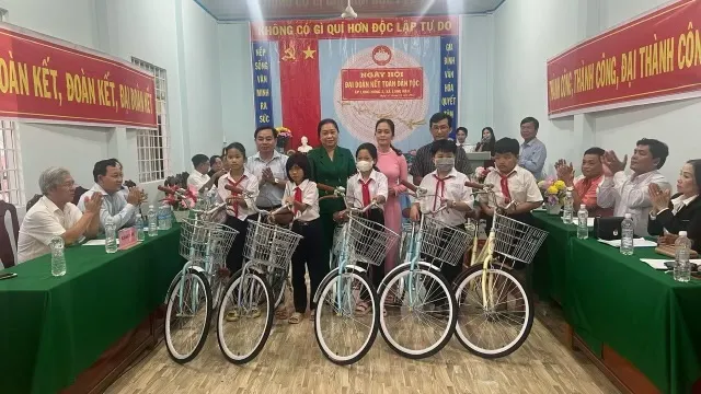 Công đoàn Cơ sở Công ty TNHH MTV XSKT Đồng Tháp và CĐCS Sở Nội vụ Đồng Tháp trao quà tặng cho học sinh có hoàn cảnh khó khăn