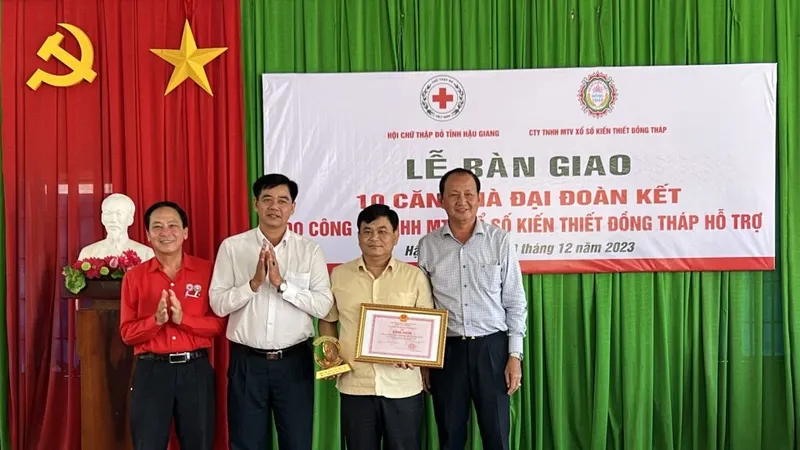 Công ty TNHH MTV XSKT Đồng Tháp bàn giao nhà Đại đoàn kết tại tỉnh Hậu Giang