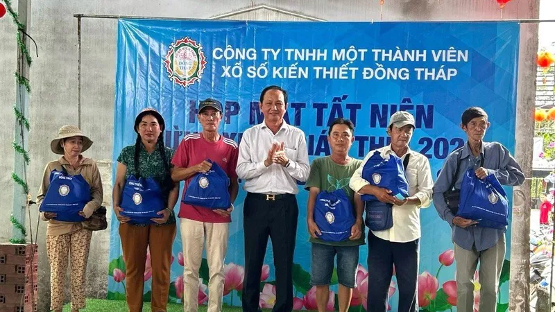 Công ty XSKT Đồng Tháp chi hơn 500 triệu đồng cho người bán vé số lẻ tại một số tỉnh, thành nhân dịp xuân Giáp Thìn 2024