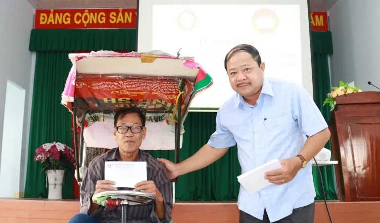 Công ty XSKT Đồng Tháp trao quà Tết Nguyên đán Giáp Thìn năm 2024