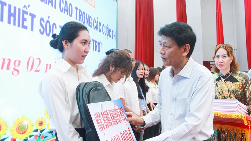 Công ty XSKT Sóc Trăng trao 397 suất học bổng khuyến học, khuyến tài “Lương Định Của” 