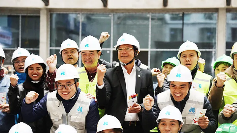Những nụ cười vang trên các công trình của Tập đoàn Xây dựng Hòa Bình