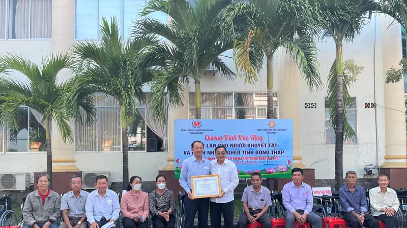 Công ty XSKT Đồng Tháp trao tặng 55 xe lăn cho người khuyết tật và bệnh nhân nghèo tỉnh đồng tháp