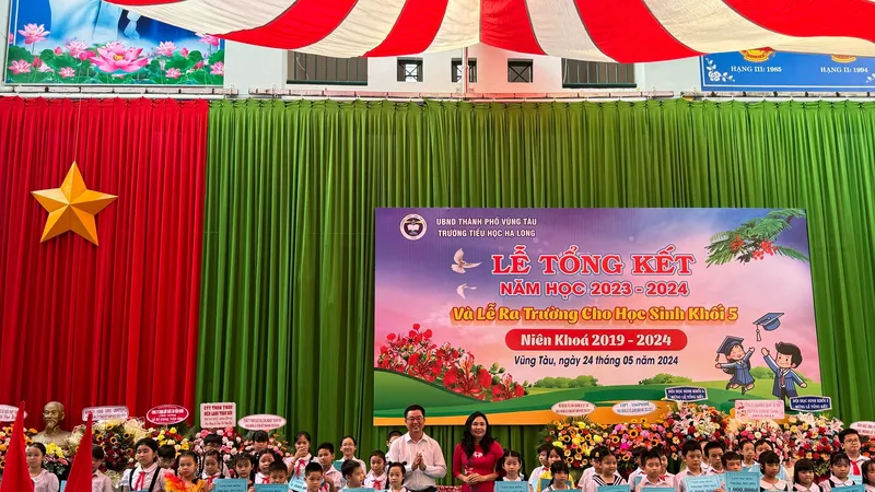Công ty XSKT tỉnh Bà Rịa - Vũng Tàu trao 50 phần quà cho học sinh Trường Tiểu học Hạ Long
