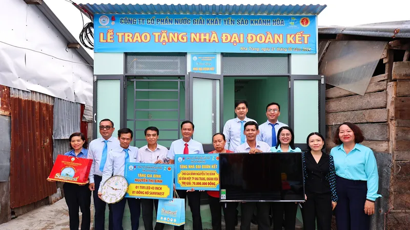 Công ty Cổ phần Nước giải khát Yến sào Khánh Hòa trao nhà đại đoàn kết