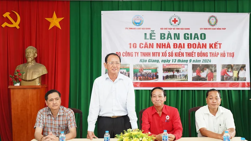 Công ty XSKT Đồng Tháp trao 10 căn nhà Đại đoàn kết cho hộ nghèo, cận nghèo tại tỉnh Hậu Giang