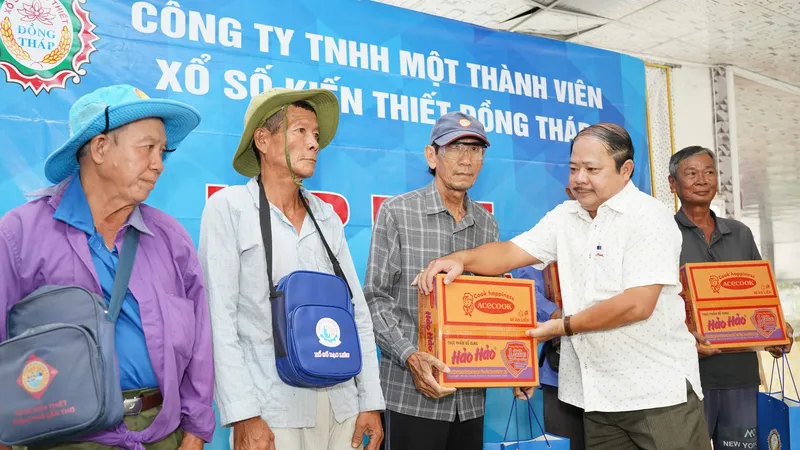 Công ty XSKT Đồng Tháp dành hơn 1,1 tỷ đồng tri ân người bán vé số dạo