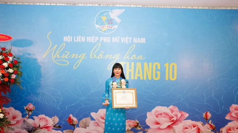 Chủ tịch HĐTV Công ty Yến Sào Khánh Hòa Trịnh Thị Hồng Vân vinh dự nhận bằng khen của Hội LHPN Việt Nam