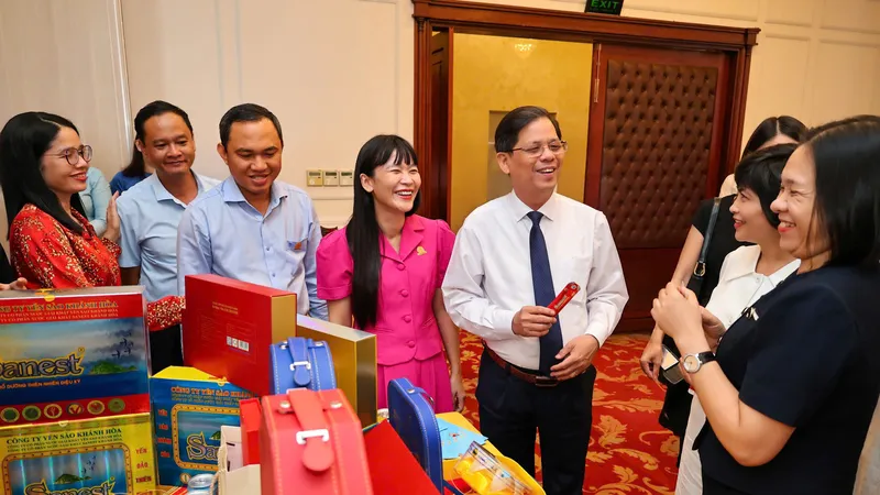 Công ty Cổ phần Nước giải khát Yến sào Khánh Hòa nhận Giấy khen của Cục Thuế