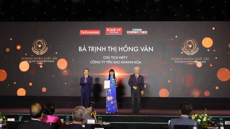 Bà Trịnh Thị Hồng Vân, Chủ tịch HĐTV Công ty Yến sào Khánh Hòa nhận danh hiệu Doanh nhân xuất sắc 2024
