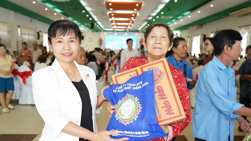 Công ty XSKT Đồng Tháp tri ân người bán vé số dạo tại Long Xuyên - An Giang