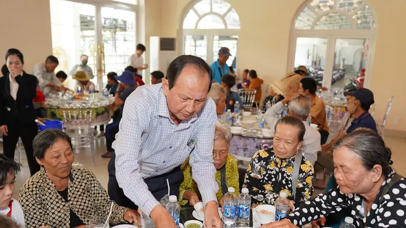 Ông Lưu Hoàng Tân – Chủ tịch Công ty TNHH MTV XSKT Đồng Tháp tới tận bàn ăn để bày tỏ lòng biết ơn và tri ân tới người bán số lẻ
