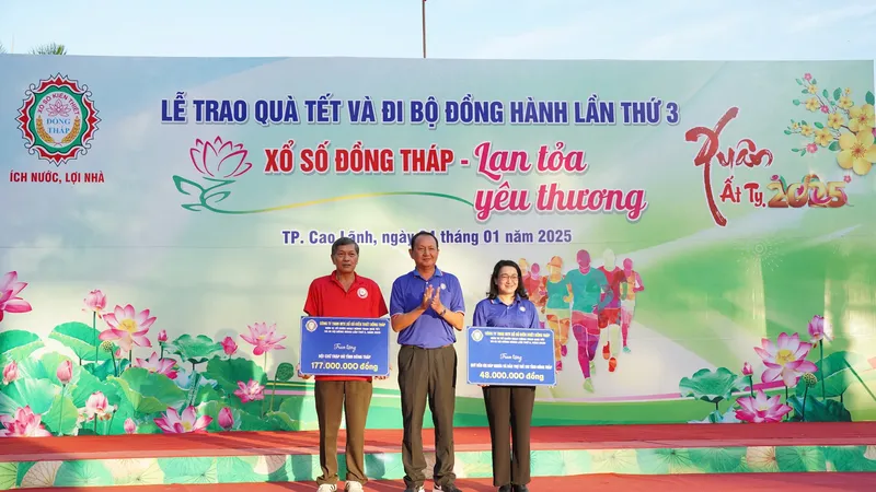 Công ty XSKT Đồng Tháp: Tổ chức đi bộ đồng hành và trao quà Tết “Xổ số Đồng Tháp - Lan tỏa yêu thương” năm 2025