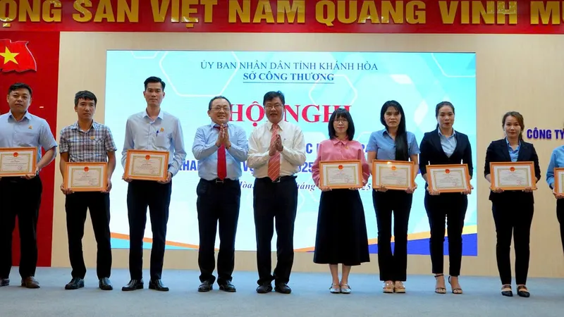 42 tập thể và cá nhân Công ty Yến sào Khánh Hòa nhận giấy khen của Sở Công thương 