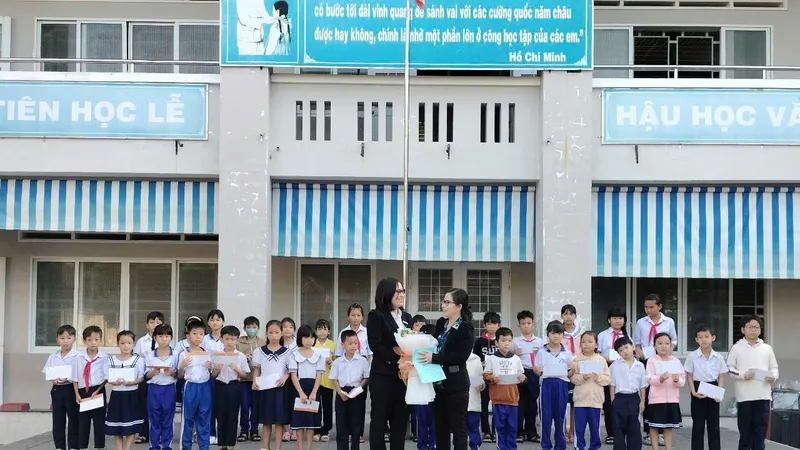 Công ty XSKT Bà Rịa - Vũng Tàu và Co.opmart Nguyễn Thái Học - Vũng Tàu tặng quà tết cho học sinh có hoàn cảnh khó khăn tại trường Tiểu học Lương Thế Vinh (tỉnh Bà Rịa - Vũng Tàu)