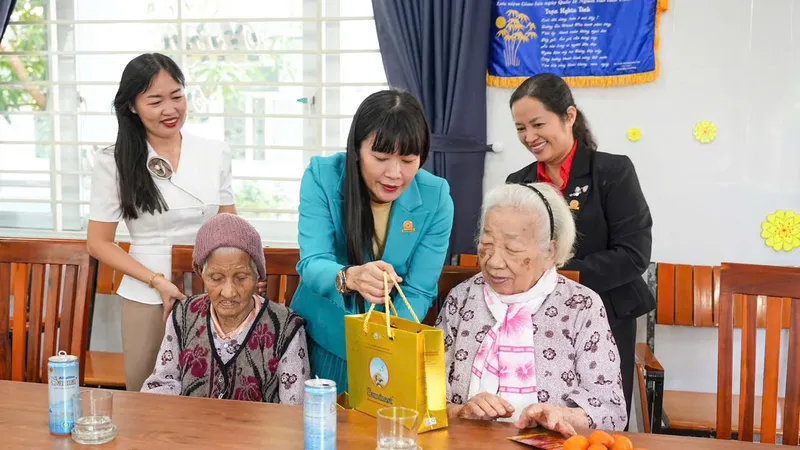 Công ty Yến sào Khánh Hòa tiếp tục chăm lo cho các đối tượng chính sách và người nghèo nhân dịp Xuân Ất Tỵ 2025