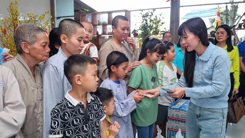 Công ty Cổ phần Nước giải khát Yến sào Khánh Hòa đẩy mạnh các hoạt động an sinh xã hội nhân dịp Tết Ất Tỵ 2025