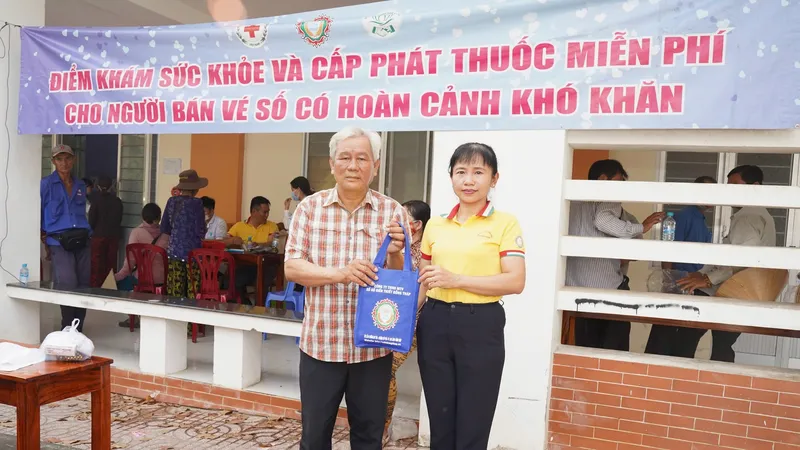 Công ty TNHH MTV XSKT Đồng Tháp chăm lo cho người bán vé số lẻ trên địa bàn tỉnh