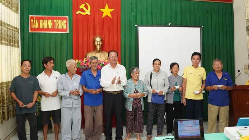 Công ty TNHH MTV XSKT Đồng Tháp trao tặng thẻ bảo hiểm y tế 
