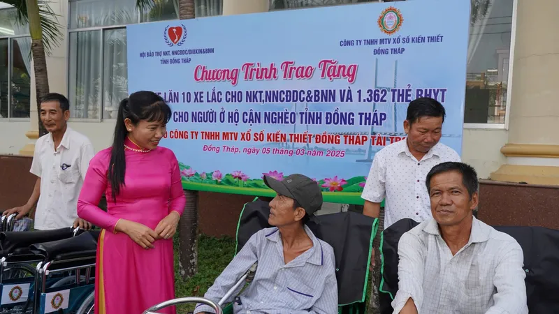 Công ty TNHH MTV Xổ số kiến thiết Đồng Tháp trao tặng xe lăn, thẻ bảo hiểm y tế cho người khuyết tật, người nghèo