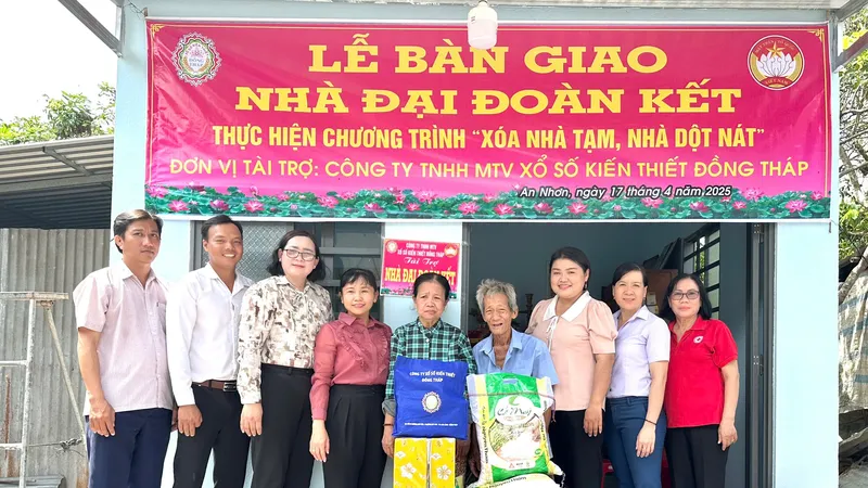 Công ty TNHH MTV Xổ số kiến thiết Đồng Tháp trao nhà Đại đoàn kết cho các hộ gia đình khó khăn về nhà ở 