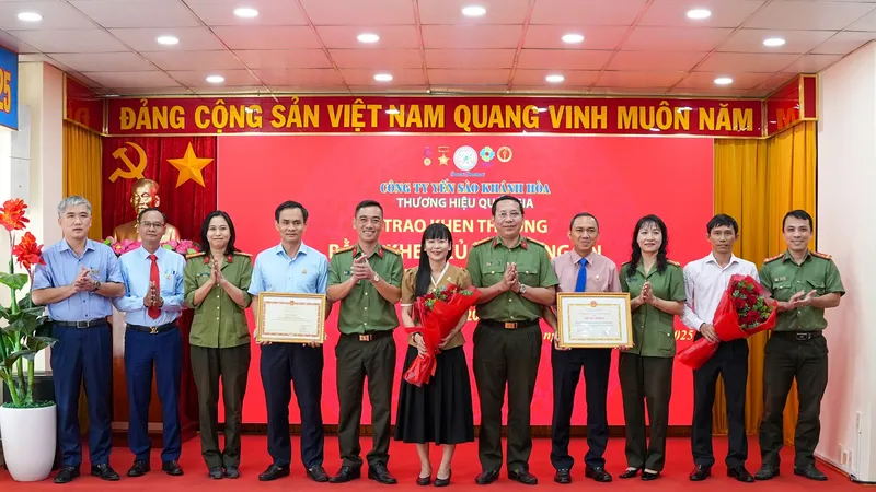Công ty Yến Sào Khánh Hòa nhận bằng khen của Bộ Công an và UBND tỉnh trong phong trào “Toàn dân bảo vệ an ninh tổ quốc”