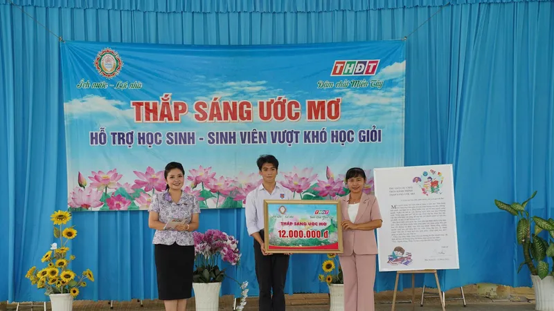 Học bổng "Thắp sáng ước mơ" tiếp sức cho nam sinh Đồng Tháp có cha làm thuê, nuôi ước mơ trở thành giáo viên