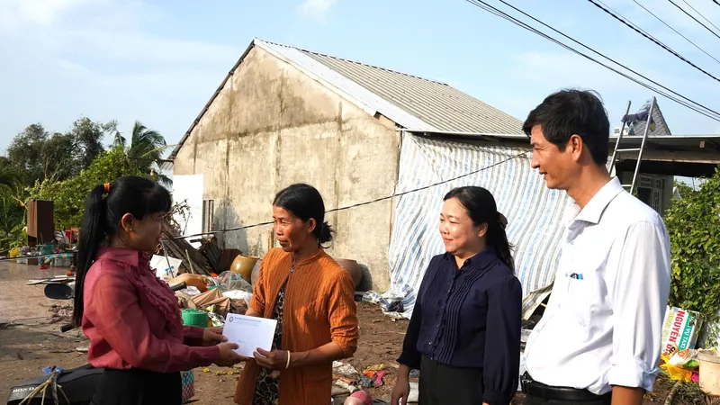 Công ty Xổ số kiến thiết Đồng Tháp hỗ trợ người dân bị ảnh hưởng của bão số 3 