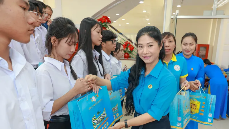 Công ty Yến sào Khánh Hòa: Trao gần 800 triệu đồng cho các em học sinh giỏi 