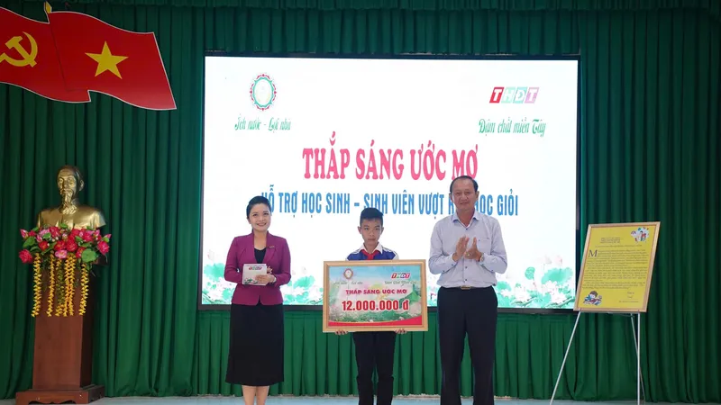 Công ty TNHH MTV Xổ số kiến thiết Đồng Tháp trao học bổng “Thắp sáng ước mơ”