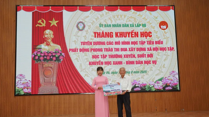 Công ty TNHH MTV Xổ số kiến thiết Đồng Tháp trao học bổng nhân tháng khuyến học