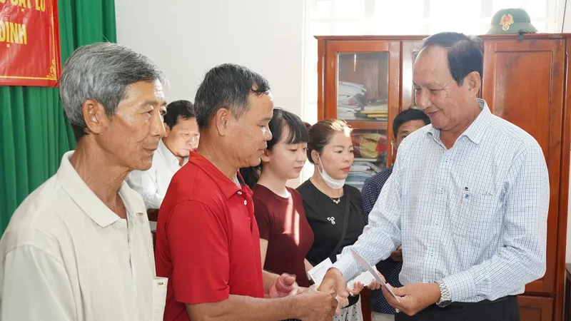 Công ty TNHH MTV XSKT Đồng Tháp trao tiền hỗ trợ các hộ dân bị thiệt hại do sạt lở đất 