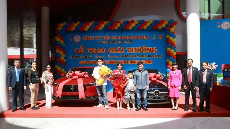 Yến sào Khánh Hòa trao thưởng cho khách hàng trúng giải xe Honda HR-V và Mercedes C300 AMG