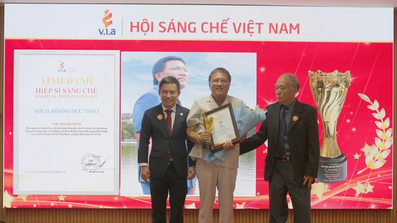 Anh hùng Lao động Hoàng Đức Thảo nhận giải thưởng “Hiệp sĩ sáng chế”