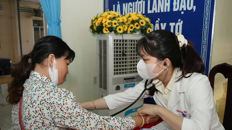 Công ty XSKT Đồng Tháp : Khám bệnh, cấp thuốc miễn phí cho 300 người bán vé số lẻ