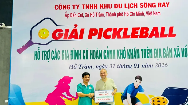 Công ty TNHH khu du lịch Sông Ray hỗ trợ gia đình có hoàn cảnh khó khăn xã Hồ Tràm đón Tết