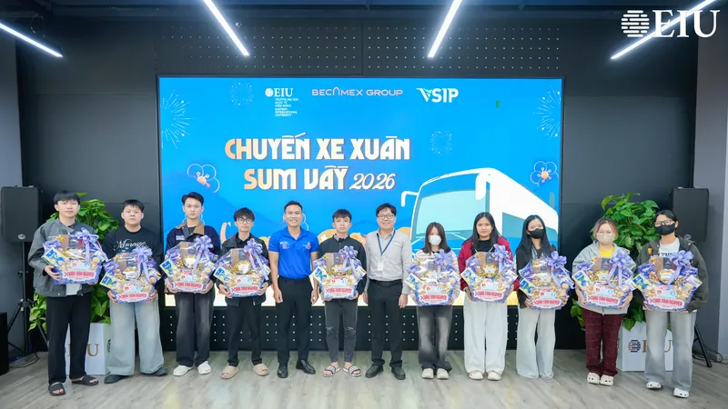 “Chuyến xe xuân sum vầy” của Trường ĐH Quốc tế Miền Đông đưa sinh viên về quê đón tết