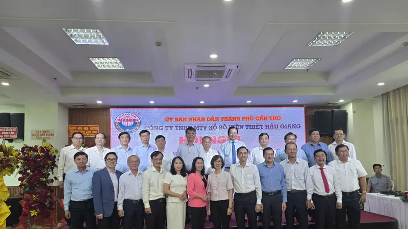 Đại diện lãnh đạo các công ty XSKT miền Nam tham dự hội nghị XSKT khu vực miền Nam lần thứ 140 tại Cần Thơ ngày 27-2-2026 chụp ảnh lưu niệm.