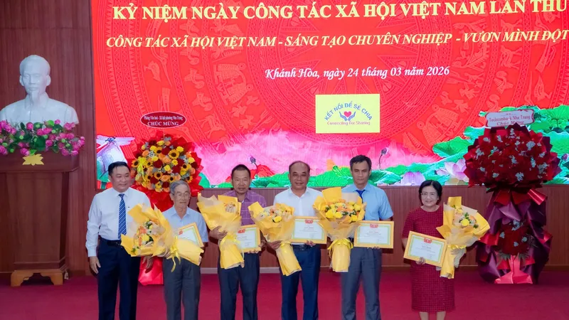 Công ty Yến Sào Khánh Hòa nhận giấy khen của Sở Y tế tỉnh