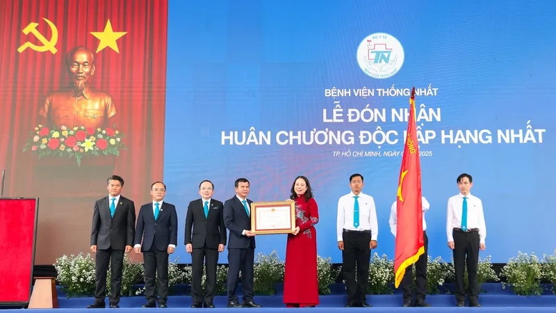 Bệnh viện Thống Nhất đón nhận Huân chương Độc lập Hạng Nhất nhân kỷ niệm 50 năm ngày truyền thống Bệnh viện (01/11/1975-01/11/2025)