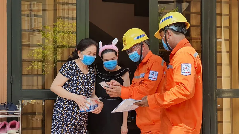 Nhân viên công ty Điện lực Thủ Đức tuyên truyền và hướng dẫn người dân cài App Chăm sóc khách hàng