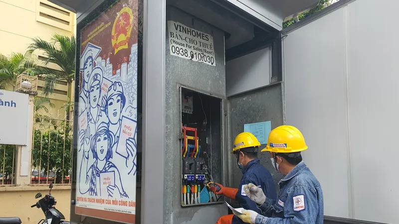 Nhân viên EVNHCMC kiểm tra công trình điện nơi phục vụ bầu cử