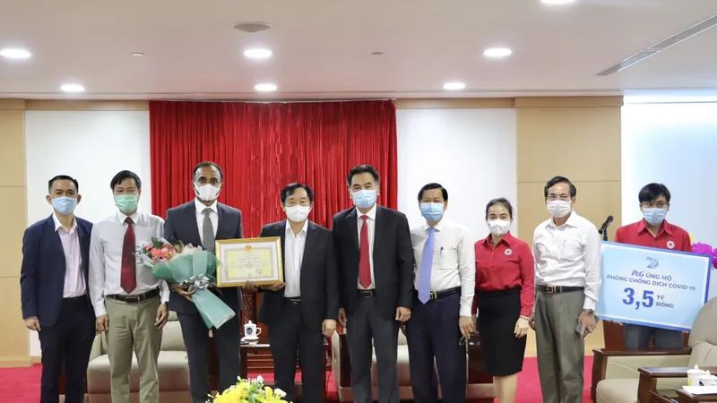 Đại diện P&G Việt Nam trao tài trợ hiện kim và hàng hóa hỗ trợ công tác phòng, chống dịch Covid-19
