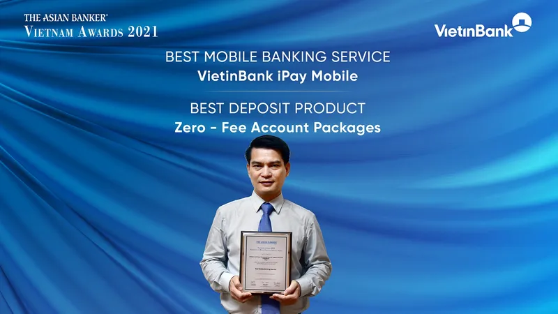 Ông Đàm Hồng Tiến - Giám đốc khối bán lẻ VietinBank vinh dự nhận 2 Giải thưởng “Dịch vụ ngân hàng di động tốt nhất - VietinBank iPay Mobile”