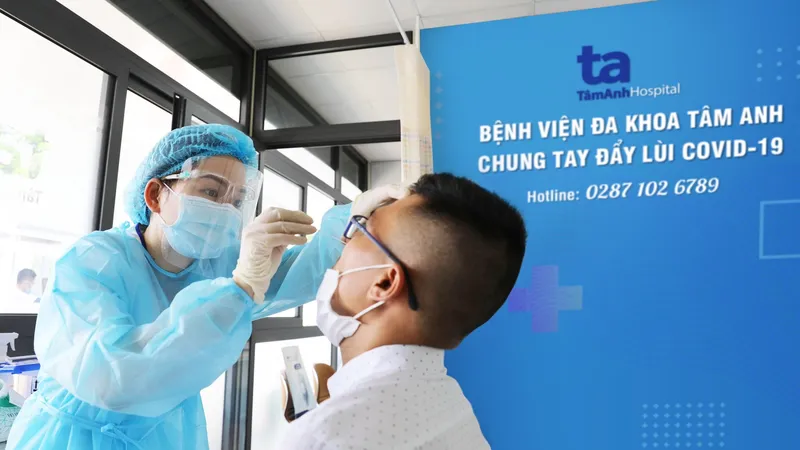 Người dân lấy mẫu xét nghiệm Covid-19 tại BVĐK Tâm Anh
