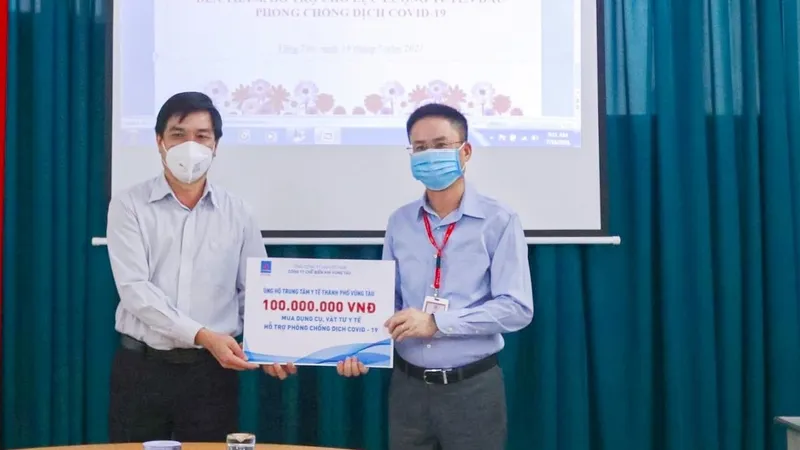 Lãnh đạo Công ty Chế biến Khí Vũng Tàu trao tặng các thiết bị y tế cho Trung tâm Y tế Vũng Tàu