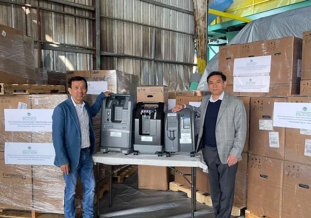 Ông David Dương trao tặng 250 máy trợ thở cho Nguyễn Trác Toàn, Tổng Lãnh sự quán Việt Nam tại San Francisco 