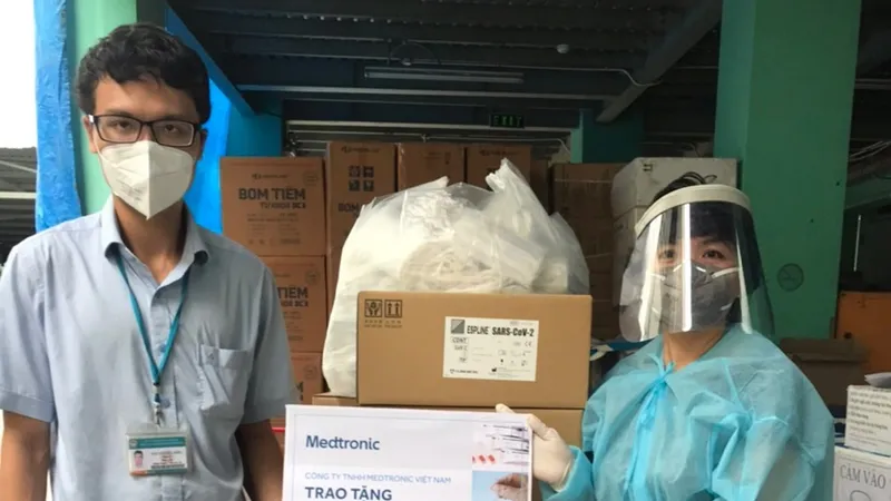 Đại diện Ủy ban Mặt trận tổ quốc Việt Nam TPHCM tiếp nhận 5.000 bộ xét nghiệm nhanh từ Medtronic