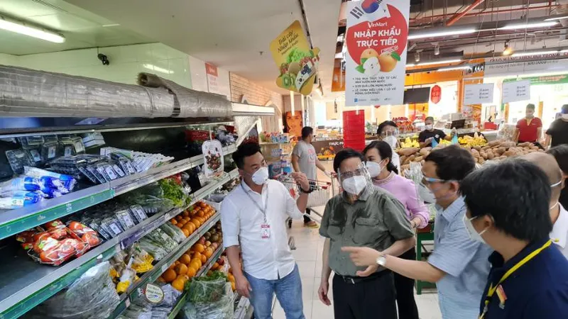 Thủ tướng Phạm Minh Chính thăm siêu thị VinMart Lê Văn Việt, TPHCM
